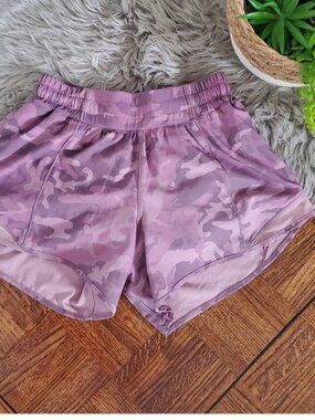 LULULEMON 2.5” Hotty Hot Short ll  Incognito Camo Mauve/Pink